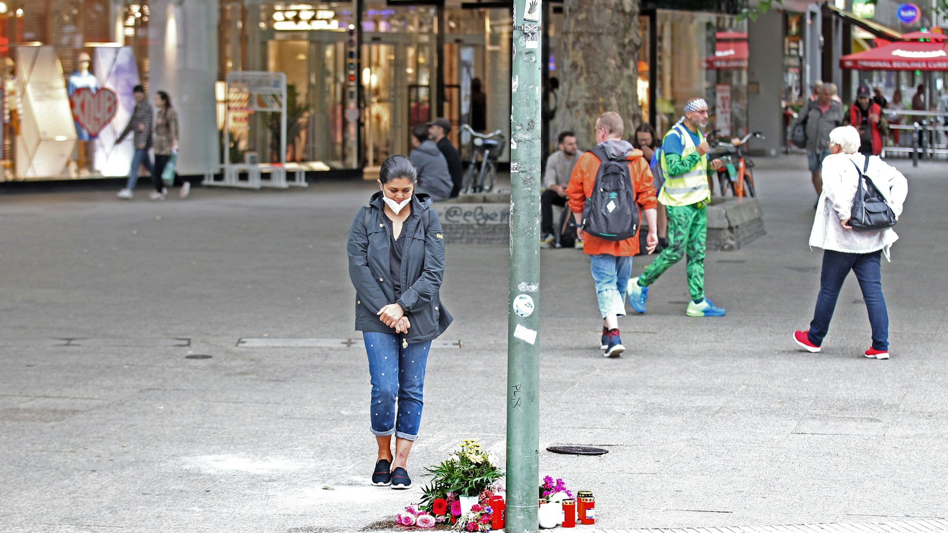 Shadi (44) hält vor dem Ampelmast inne, an dem Menschen Blumen für die Opfer niedergelegt haben. Sie kommt mehrmals in der Woche hier vorbei, am Mittwoch glücklicherweise nicht.