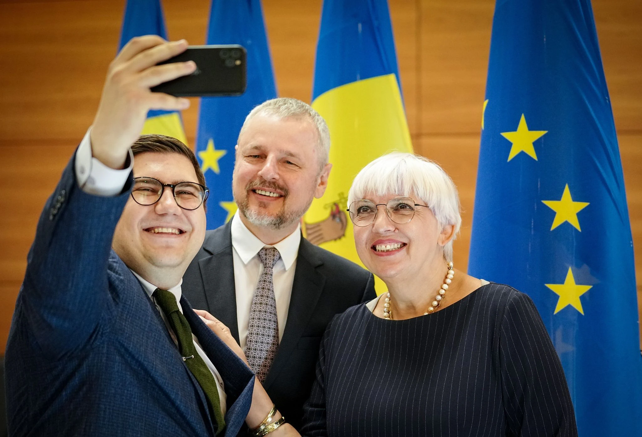 Kulturstaatsministerin Claudia Roth steht bei einem Besuch in der Republik Moldau gemeinsam mit ihrem Amtskollegen Sergiu Prodan (M) und einem moldawischen Presseattaché für ein Foto zusammen.  