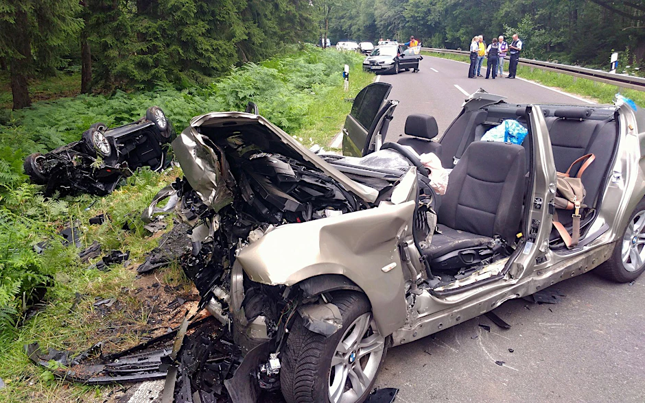 Zwei vollkommen zerstörte Autos liegen nach dem Unfall am&nbsp;Rand der Landstraße L12 zwischen Roetgen und Simmerath in der Eifel. (Archivbild)