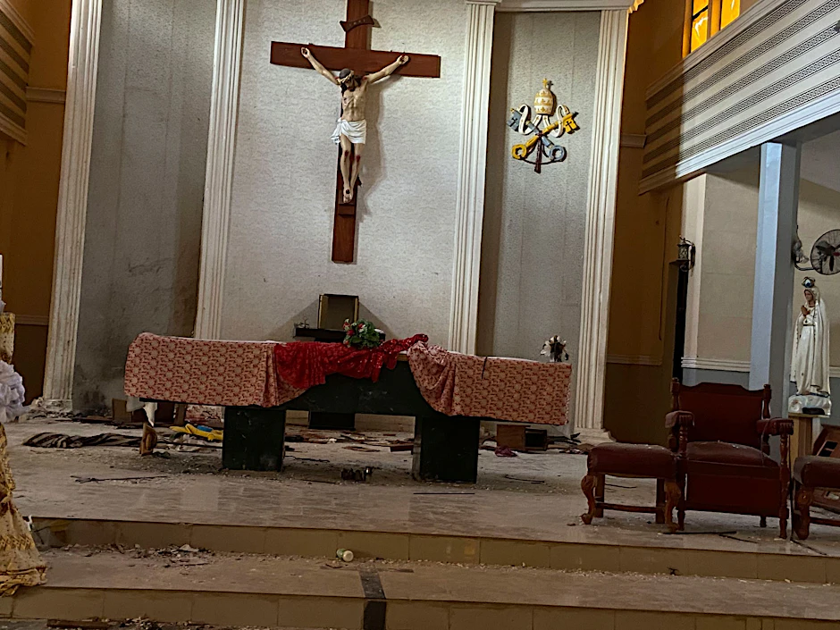 Blick auf den Altar der katholischen Kirche St. Francis nach einem Angriff, in dem Dutzende Menschen getötet wurden.