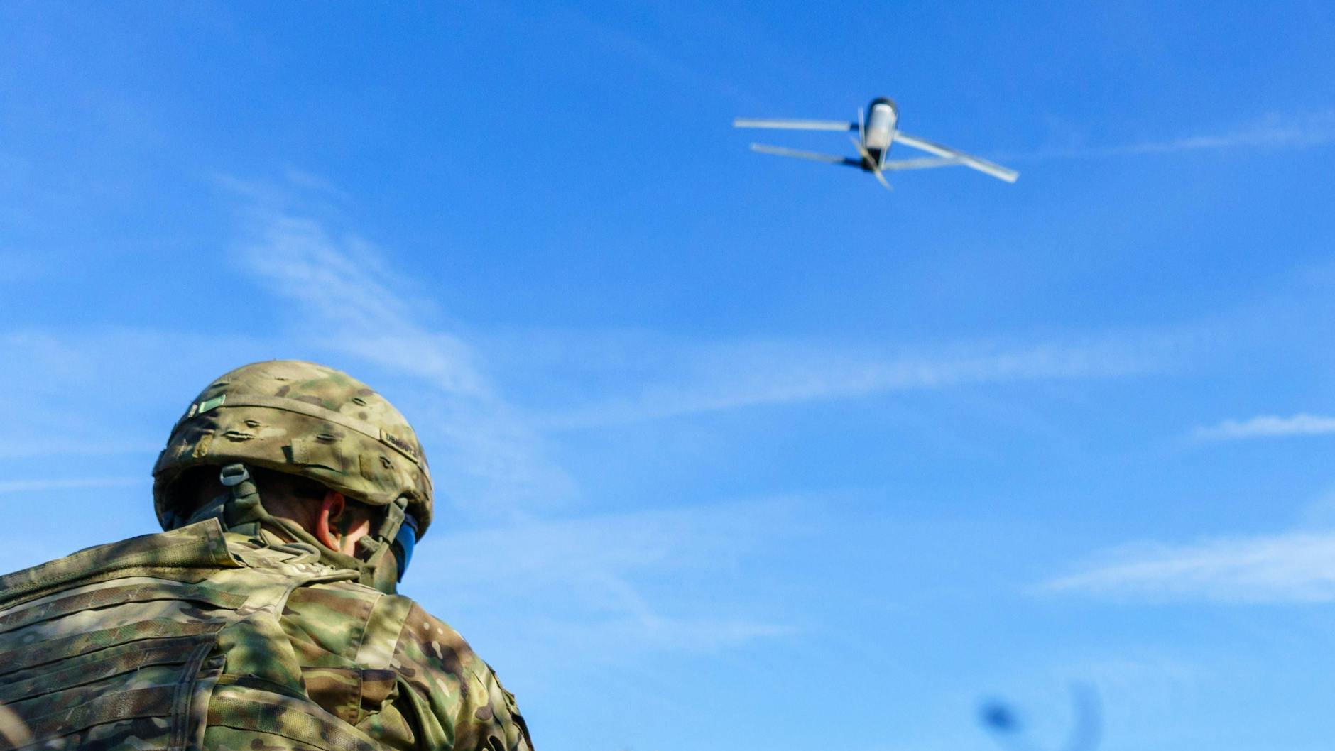 Ein US-Soldat startet eine Switchblade-Drohne während einer Demonstration auf dem Truppenübungsplatz in Grafenwöhr, Bayern, am 6. April 2018.