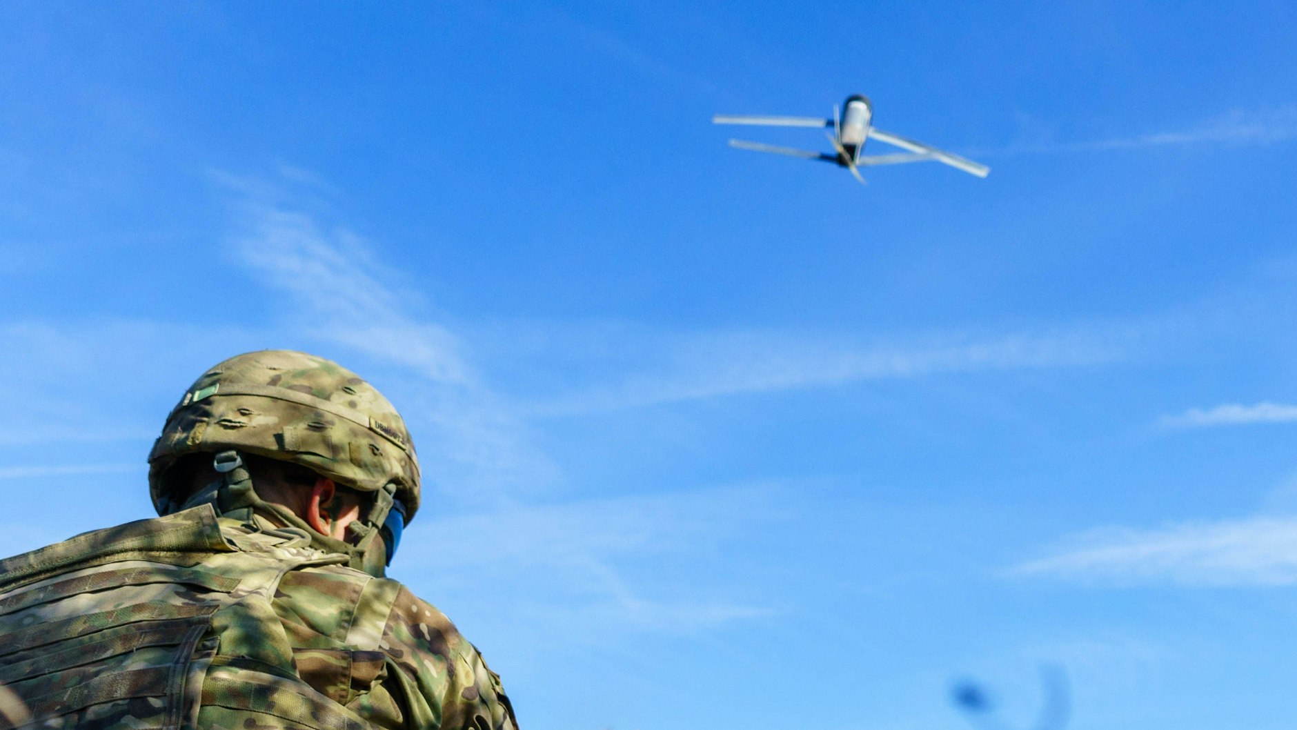 Ein US-Soldat startet eine Switchblade-Drohne während einer Demonstration auf dem Truppenübungsplatz in Grafenwöhr, Bayern, am 6. April 2018.