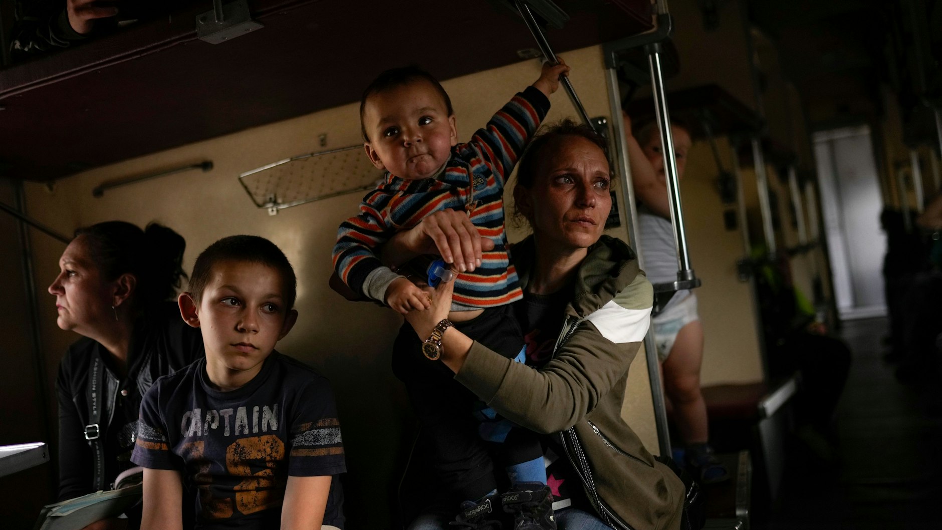 Yana Skakova und ihr Sohn Yehor sitzen in einem Zug während ihrer Evakuierung aus dem umkämpften Gebiet.