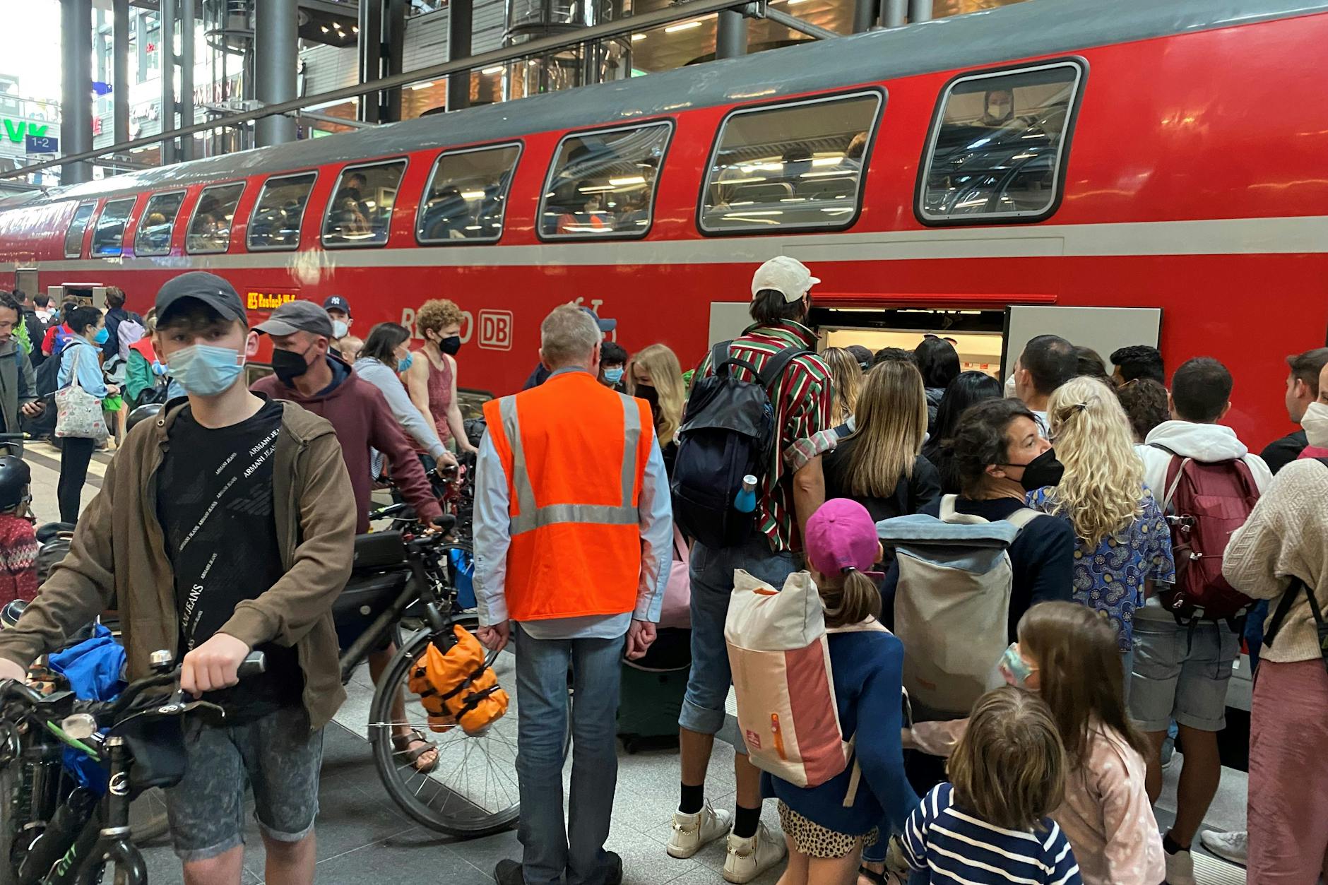Das erste Wochenende mit dem 9-Euro-Monatsticket: Am Pfingstsonnabend drängen sich Fahrgäste im Berliner Hauptbahnhof vor einem Regionalexpress der Linie RE5 nach Rostock.