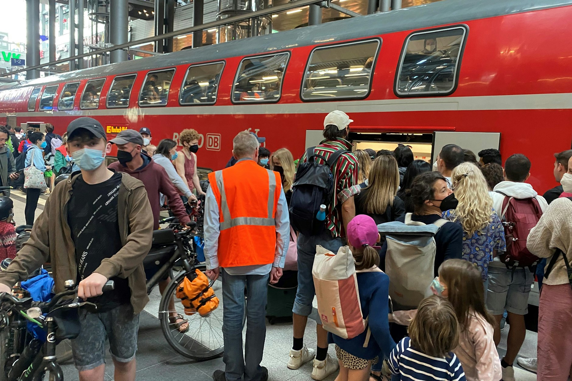Das erste Wochenende mit dem 9-Euro-Monatsticket: Am Pfingstsonnabend drängen sich Fahrgäste im Berliner Hauptbahnhof vor einem Regionalexpress der Linie RE5 nach Rostock.