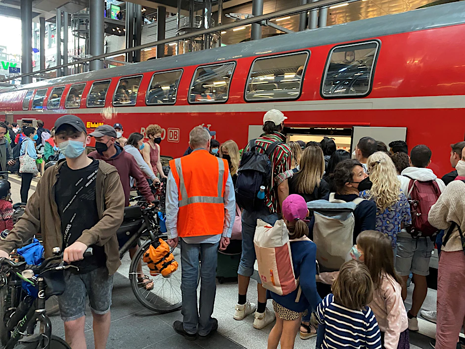 Das erste Wochenende mit dem 9-Euro-Monatsticket: Am Pfingstsonnabend drängen sich Fahrgäste im Berliner Hauptbahnhof vor einem Regionalexpress der Linie RE5 nach Rostock.