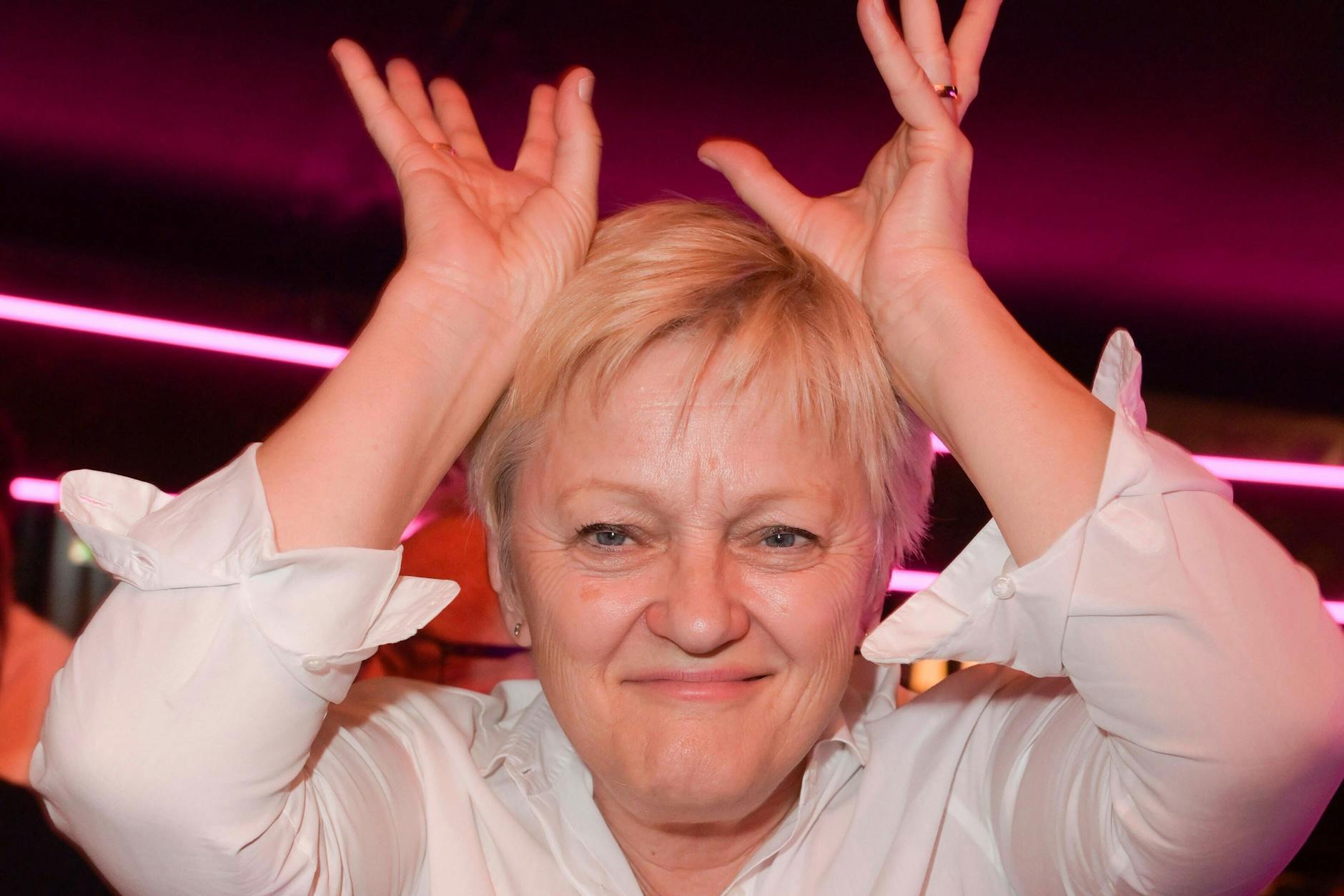 Renate Künast aufgekratzt beim Jubiläumsfest „30 Jahre Bar jeder Vernunft und 20 Jahre Tipi am Kanzleramt“ im Tipi am Kanzleramt Berlin