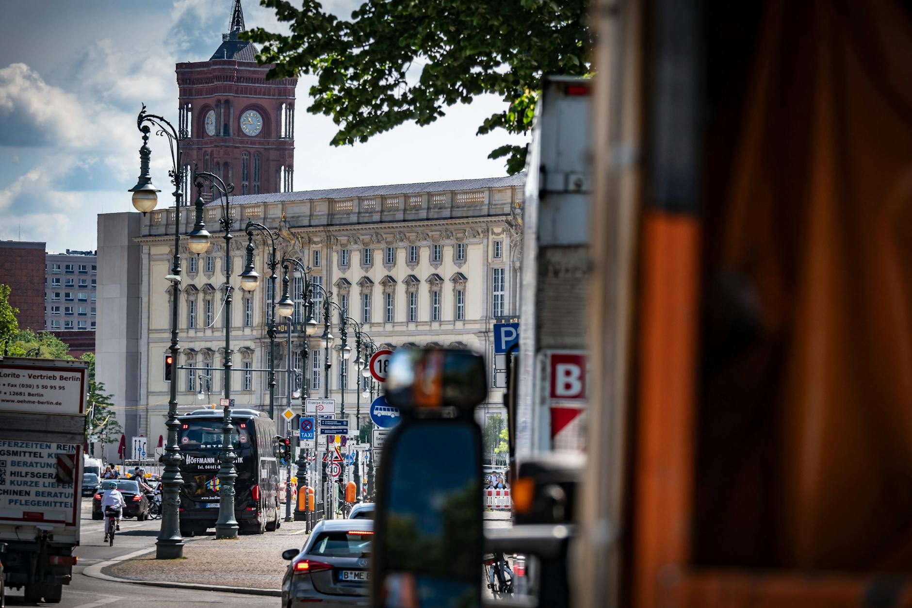 Wenn beim Spaziergang Unter den Linden ein Regenschauer kommt, werden Sie wohl nass werden. Unter irgendwelchen Linden findet der Flaneur jedenfalls kaum Schutz vor dem Unwetter.