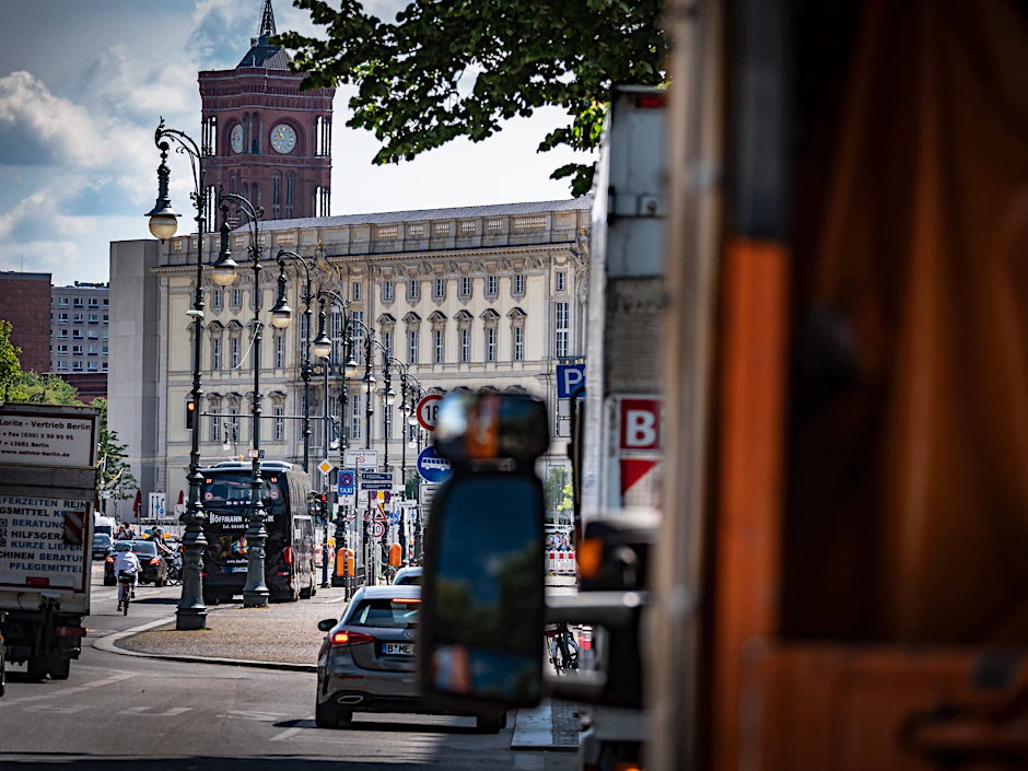 Wenn beim Spaziergang Unter den Linden ein Regenschauer kommt, werden Sie wohl nass werden. Unter irgendwelchen Linden findet der Flaneur jedenfalls kaum Schutz vor dem Unwetter.