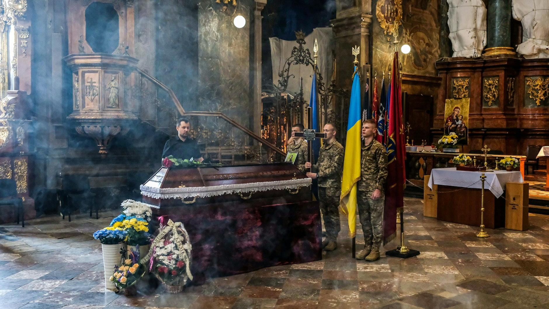 Bis zu 100 ukrainische Soldaten sterben jeden Tag bei der Verteidigung ihres Landes gegen den russischen Angriff.