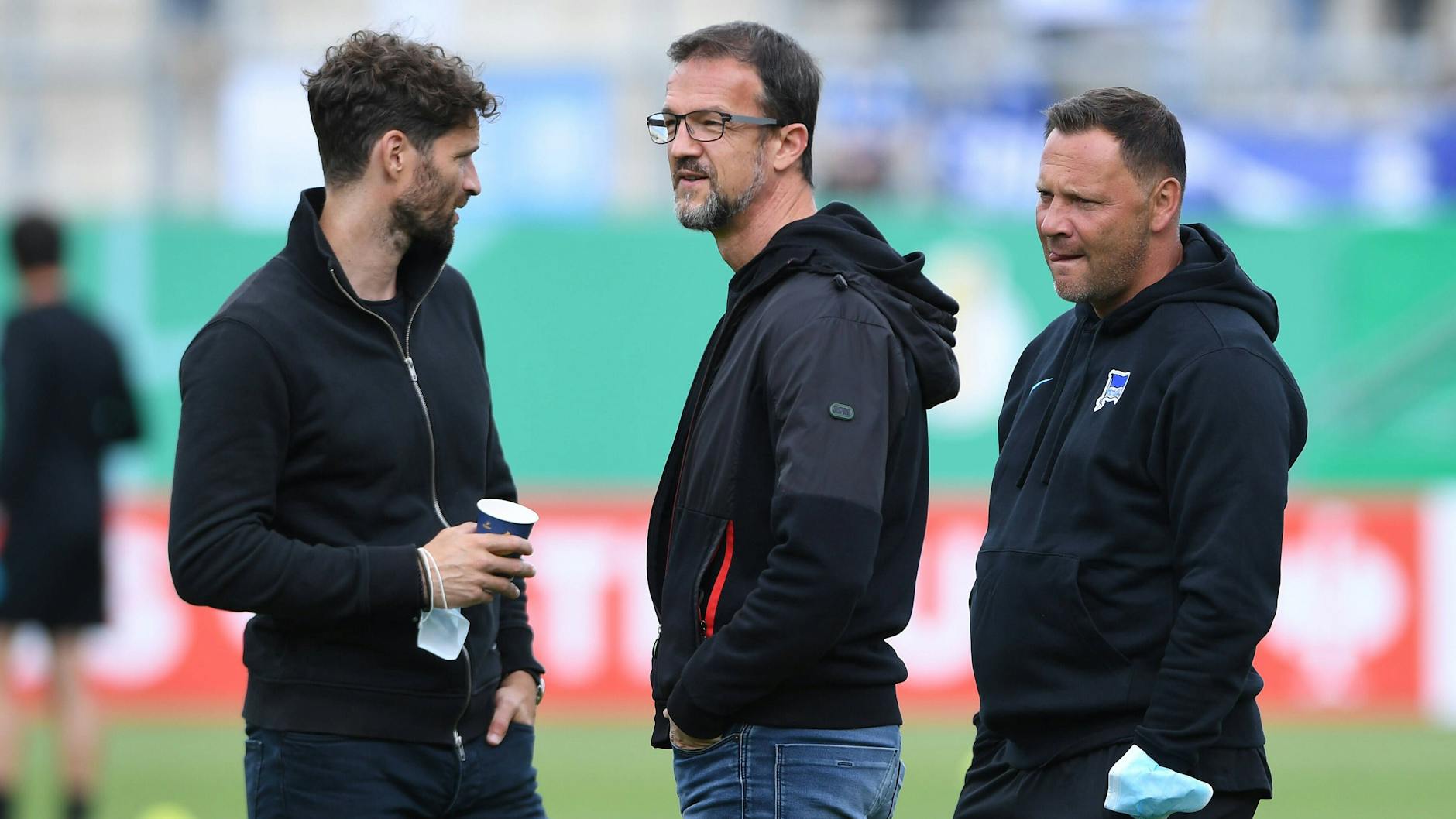 Bekamen sich schnell und trotz der Vermittlung von Sportdirektor Arne Friedrich (l.) bei Hertha in die Haare: Sportchef Fredi Bobic (M.) und Trainer Pal Dardai (r.).