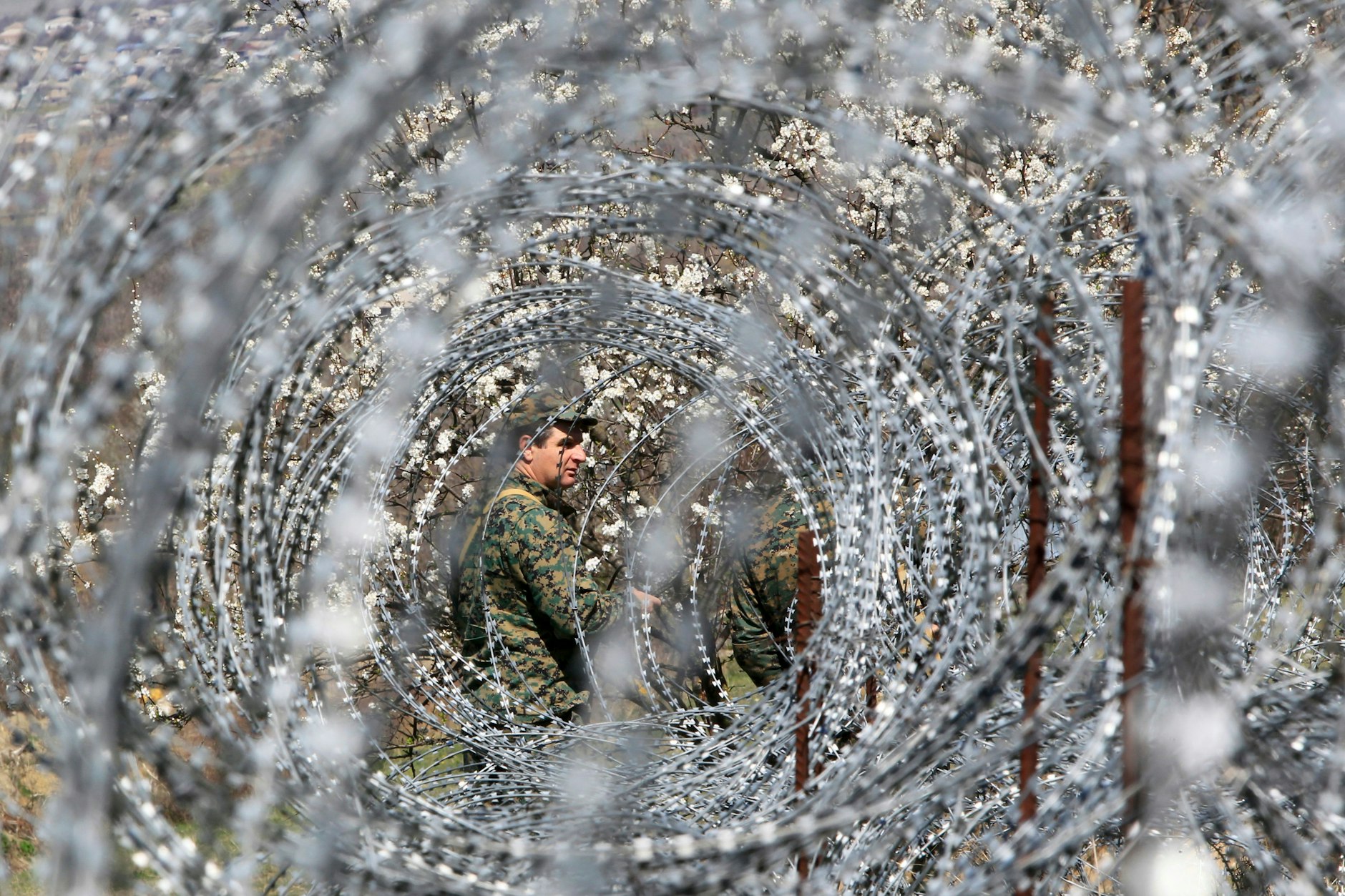 Georgische Grenzschutzbeamte patrouillieren an der Grenze zu Georgiens abtrünniger Region Südossetien.
