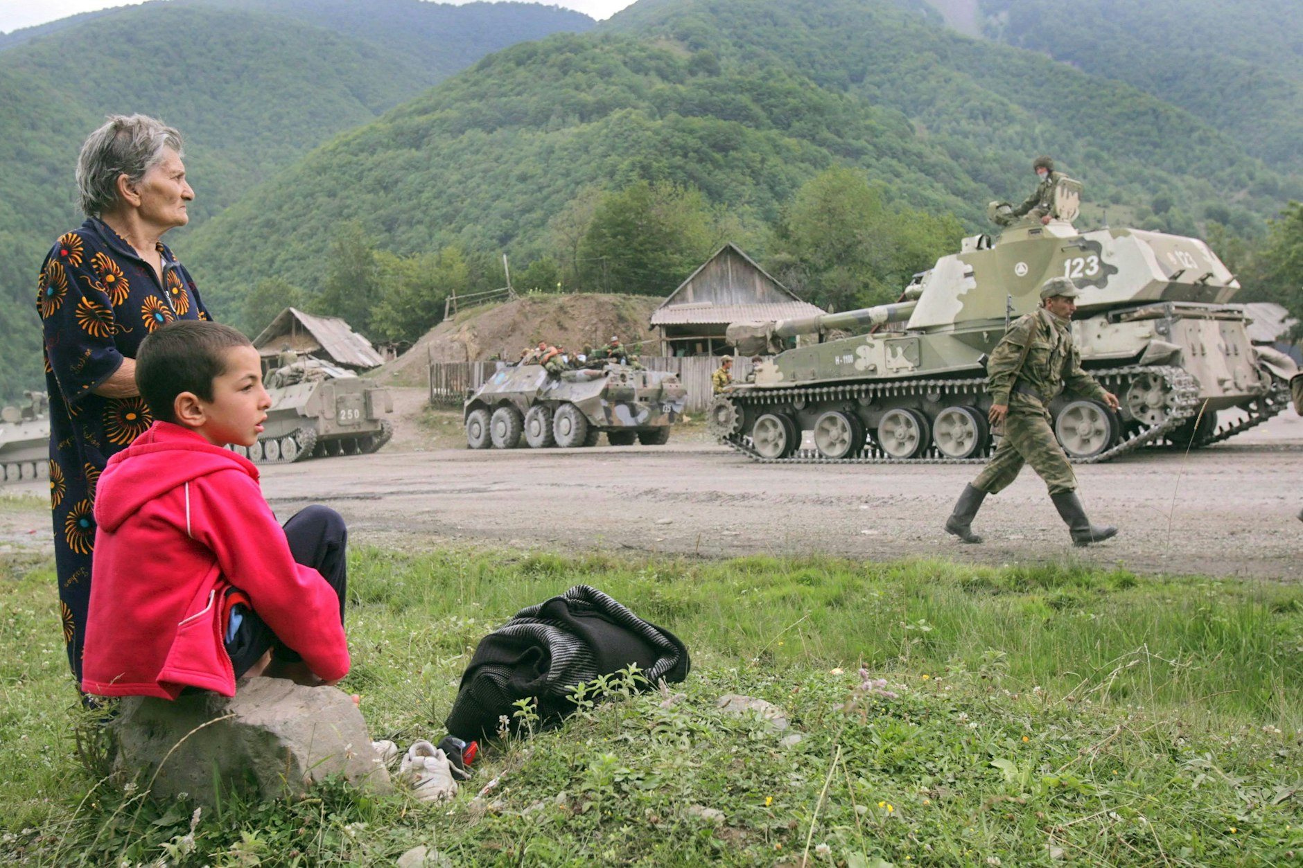 2008: Einheimische beobachten russische Soldaten auf dem Weg nach Tskhinvali in Südossetien.