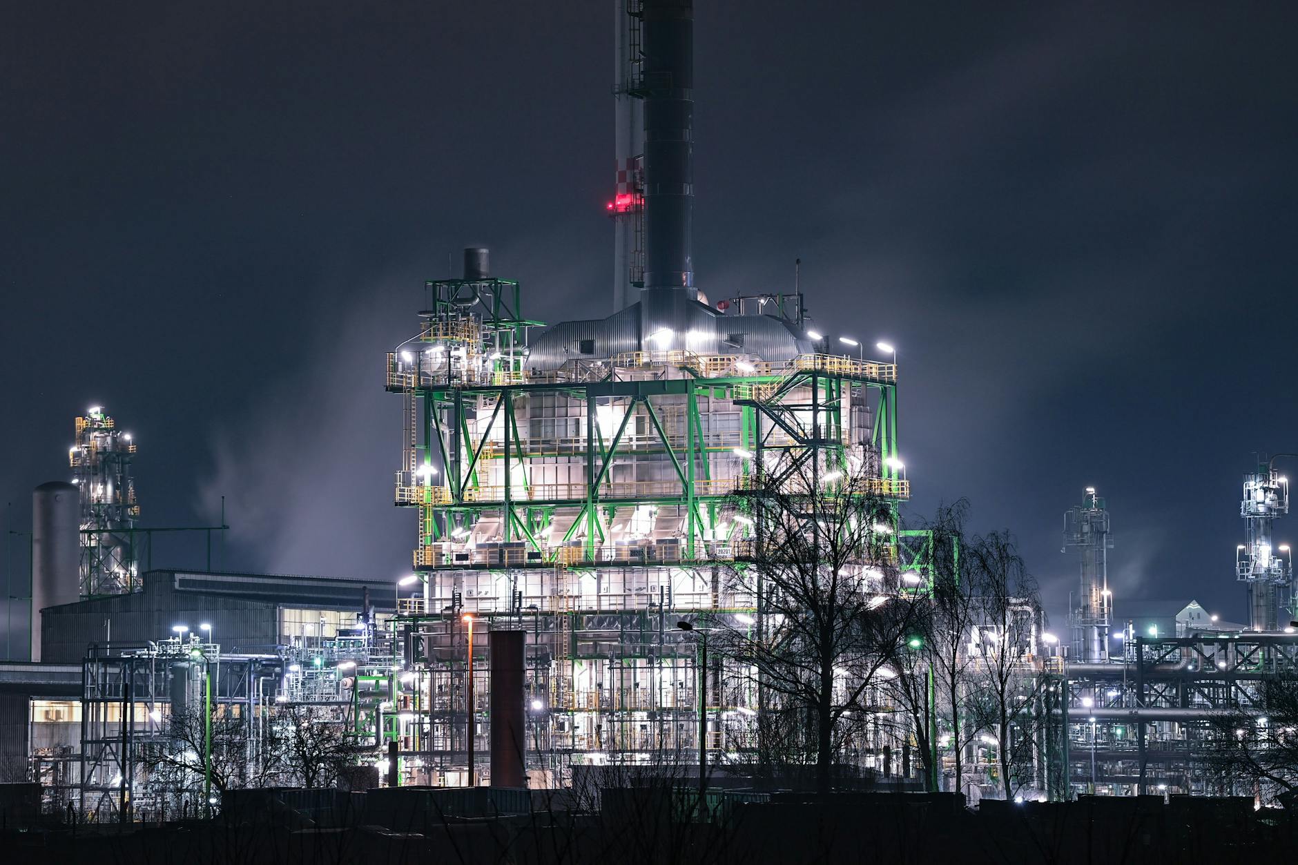 Hell beleuchtet: die Anlagen der PCK-Raffinerie in Schwedt.
