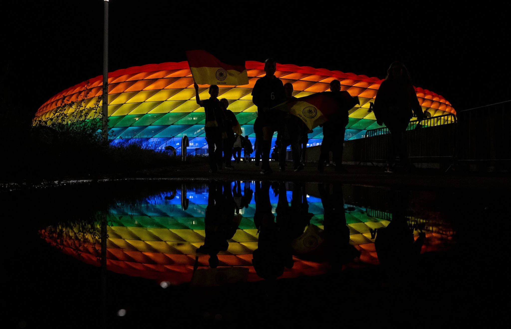Nach dem Unentschieden im Nations-League-Spiel zwischen Deutschland und England leuchtet die Münchener Allianz Arena in Regenbogenfarben.  