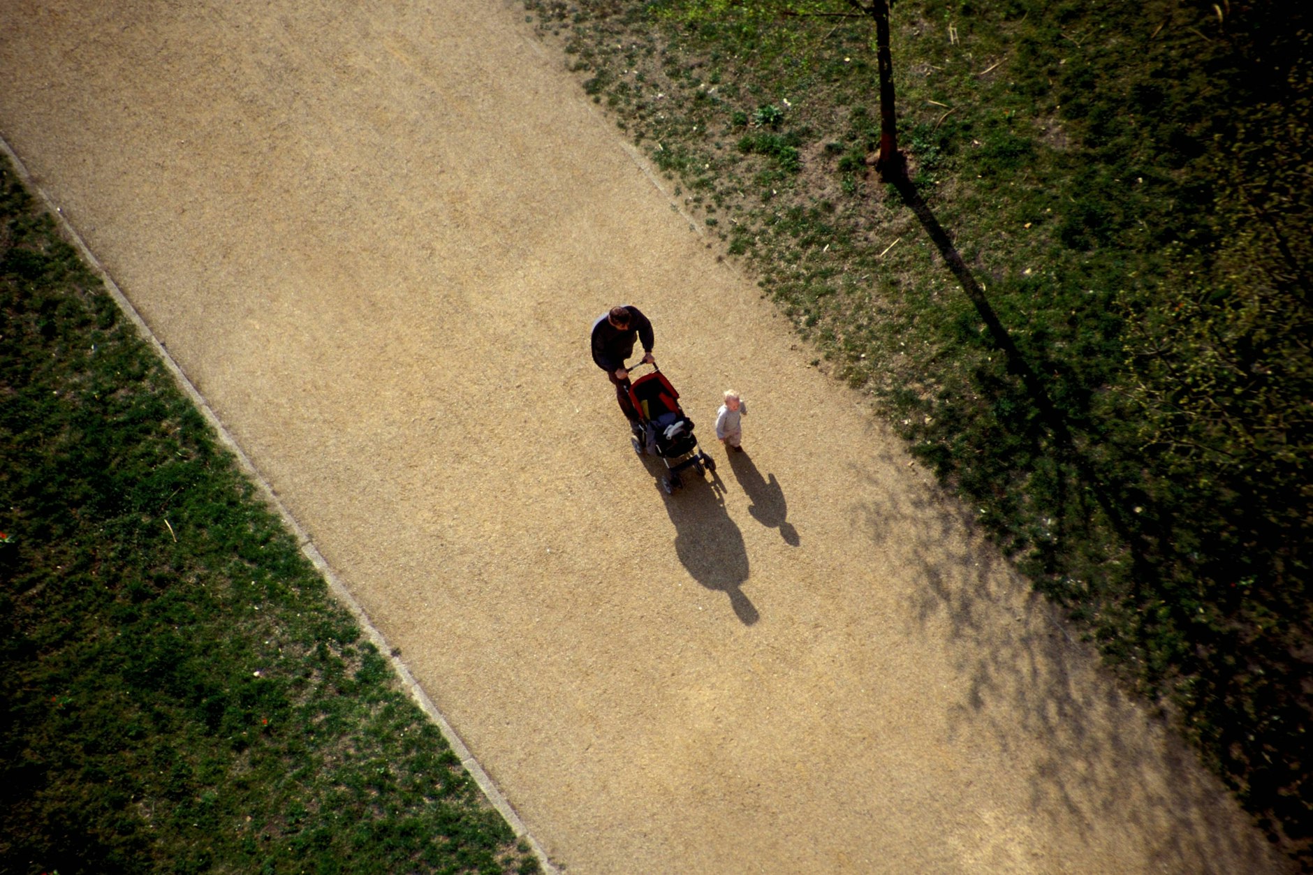Ein Vater geht mit seinen Kindern spazieren.