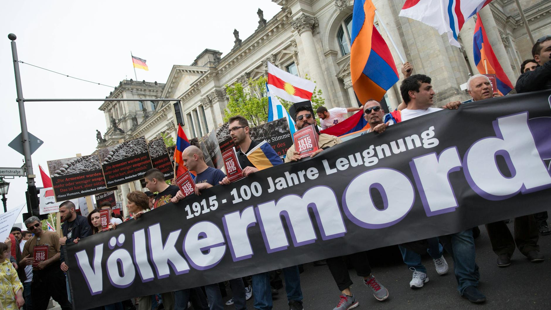 Zum 100. Jahrestag des Völkermordes demonstrierten 2015 Armenier in Berlin vor dem Reichstag.