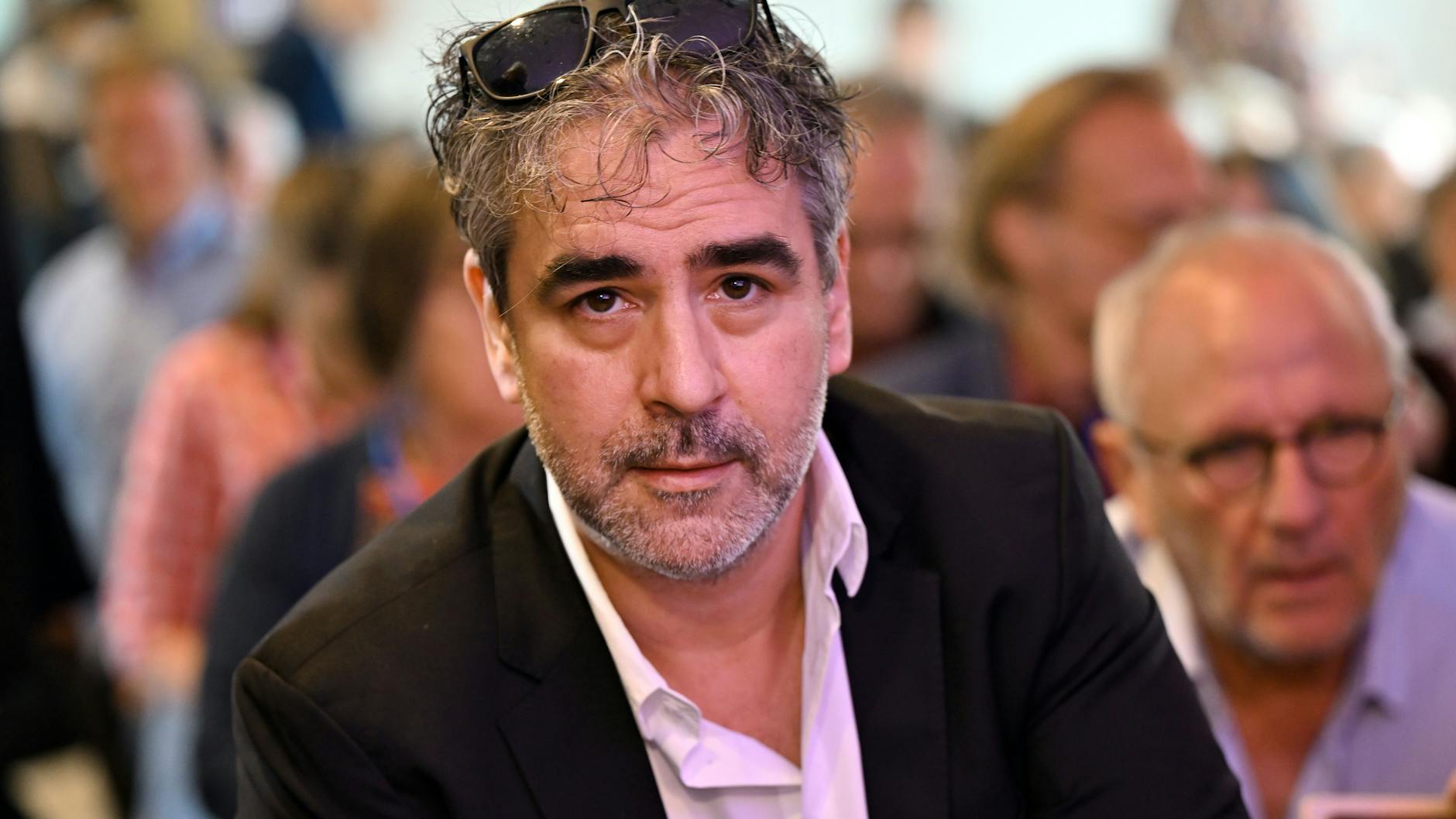 Deniz Yücel auf der Gothaer Tagung der Schriftstellervereinigung PEN-Zentrum Deutschland. Hinter ihm sieht man Ulrich Schreiber vom Internationalen Literaturfestival Berlin, der mit Yücel und mehr als 200 anderen zu den Gründungsmitgliedern des PEN Berlin gehört.