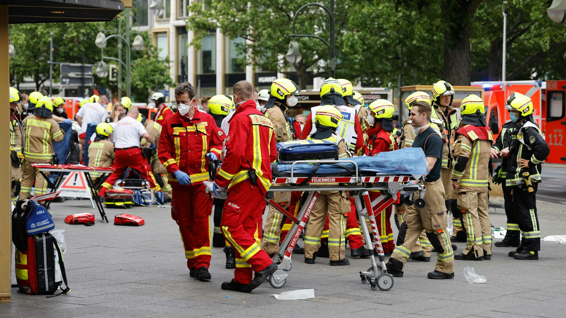 Rettungskräfte kämpften um das Leben der Verletzten. 