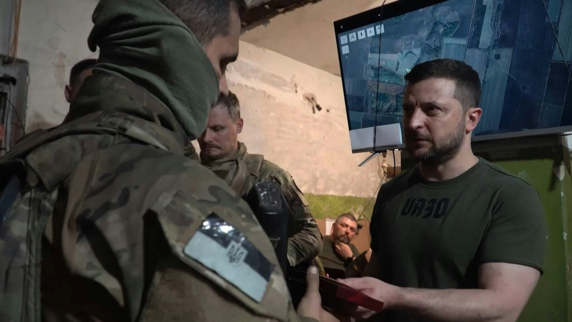 Präsident Wolodymyr Selenskyj besuchte am 5. Juni die Soldaten in Lyssytschansk. Die Stadt ist heftig umkämpft.