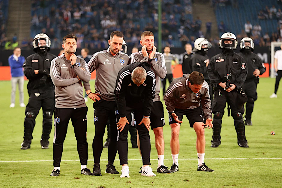 Verneigte sich nach dem verpassten Aufstieg vor den HSV-Fans: Trainer Tim Walter (schwarzer Pulli).  