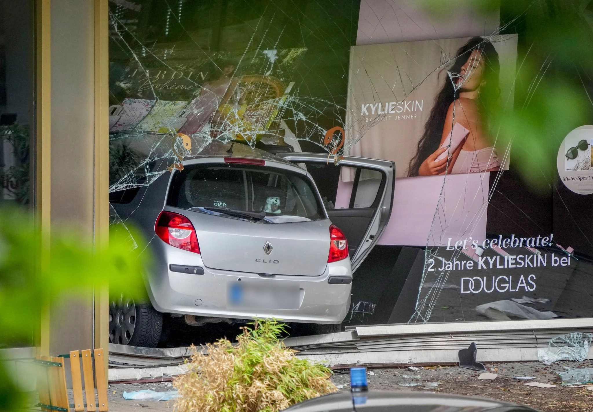 Das Fahrzeug kam nach der tödlichen Fahrt im Schaufenster einer Filiale der Parfümerie-Kette Douglas zum Stehen - dort wurde niemand verletzt.   - ACHTUNG: KfZ Kennzeichen wurde aus persönlichkeitsrechtlichen Gründen gepixelt