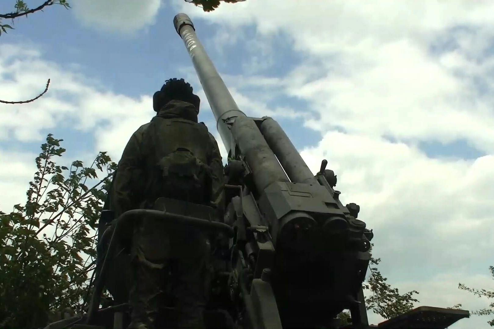 Ein Soldat bereitet sich darauf vor, eine Salve aus einer 152-mm-Selbstfahrlafette Hyacinth-S abzufeuern.
