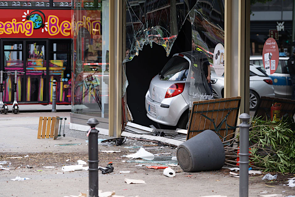 Stillstand nach der rasenden Fahrt: Der Wagen im Schaufenster.