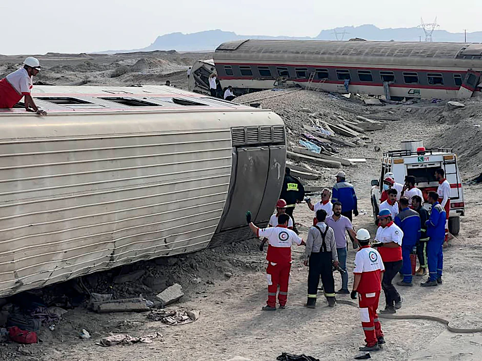 HANDOUT - Rettungskräfte im Einsatz an dem entgleisten Zug im Iran nahe der Stadt Tabas.   Society/AP/dpa - ACHTUNG: Nur zur redaktionellen Verwendung im Zusammenhang mit der aktuellen Berichterstattung und nur mit vollständiger Nennung des vorstehenden Credits