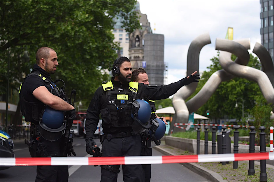 Polizisten sperren nach der Amokfahrt die Tauentzienstraße ab.