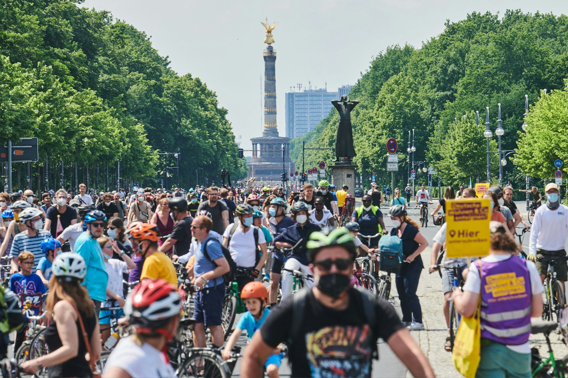 Tausende Radfahrer bei der ADFC-Sternfahrt 2021 auf der Straße des 17. Juni.