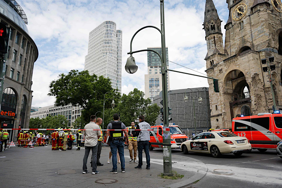 Polizisten stehen am Tatort nahe des Breitscheidplatzes.
