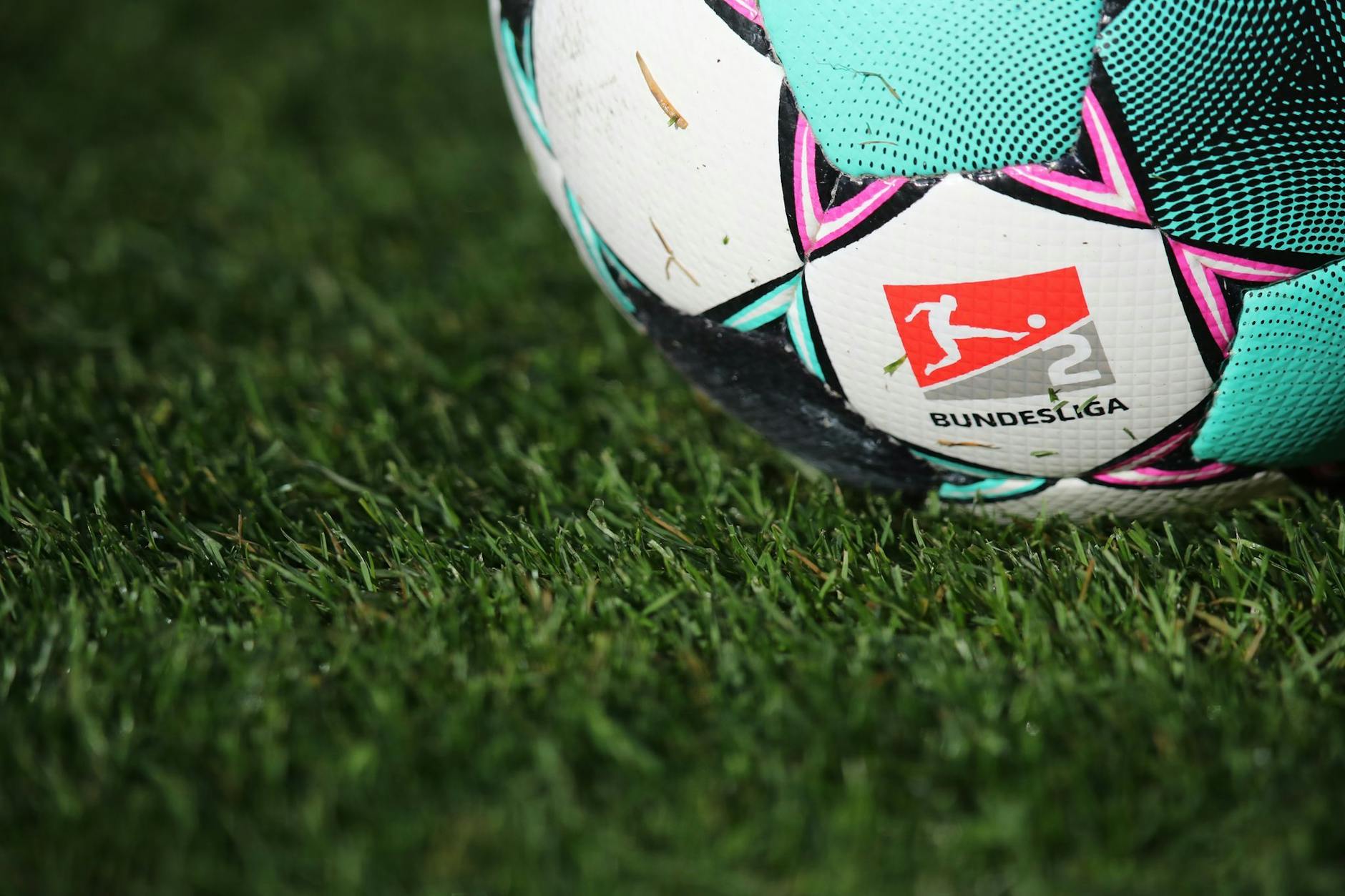 ARCHIV - Der 1. FC Nürnberg zeigt sich bestürzt über Schilderungen einer Frau, die nach eigenen Angaben nach der Partie gegen den FC Schalke 04 auf dem Platz von einem Mann sexuell belästigt worden ist.