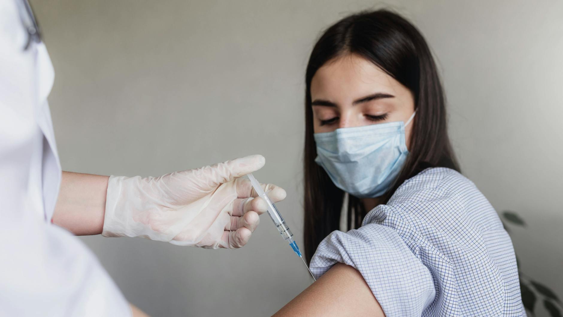 Eine Frau erhält eine Impfung.