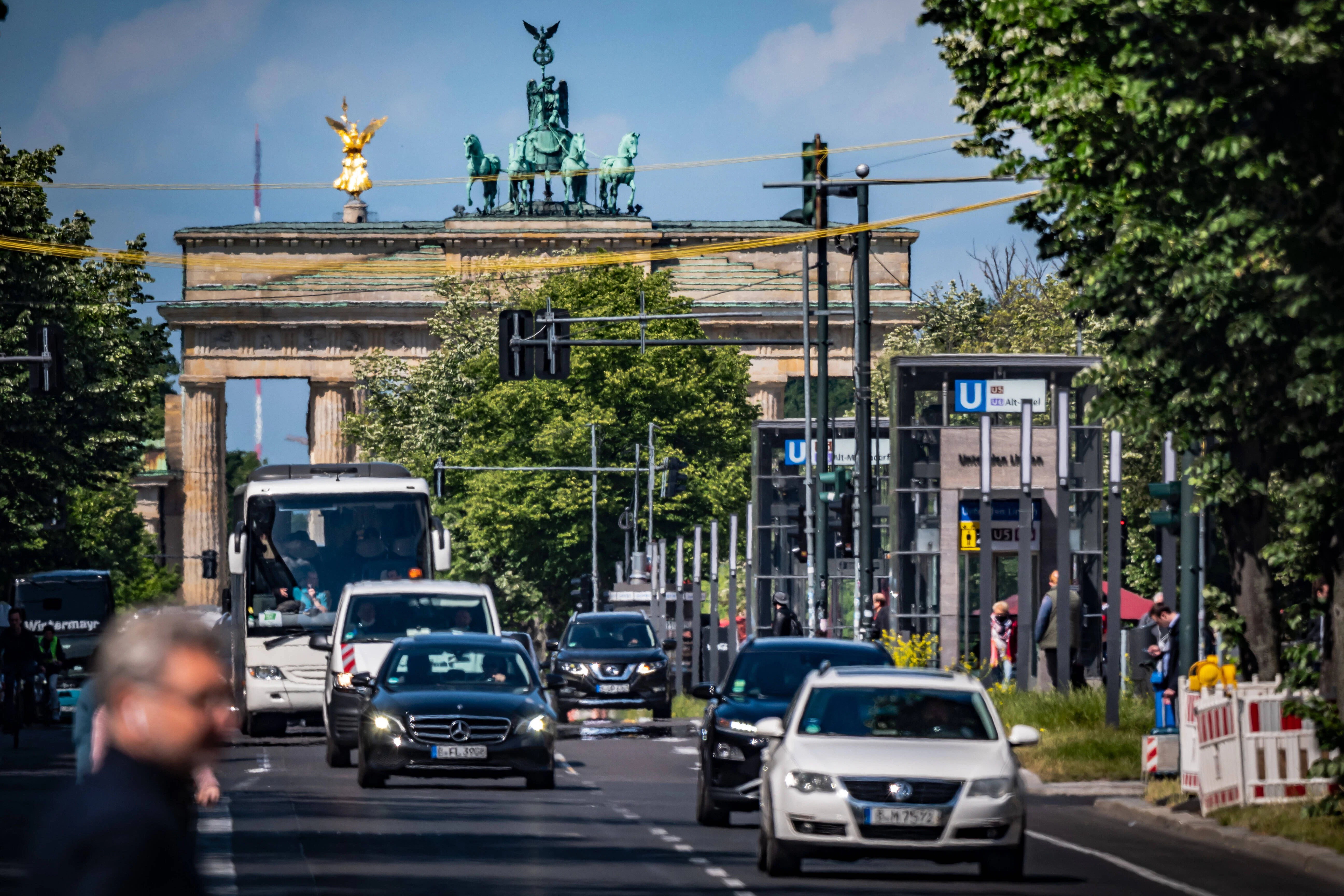 Viel Verkehr, zu wenig Grün: Berlins vermeintlicher Prachtboulevard wird von Autos und Baustellen beherrscht.&nbsp;Für die Verlängerung der U-Bahn-Linie 5 fielen etliche Bäume der Kettensäge zum Opfer.