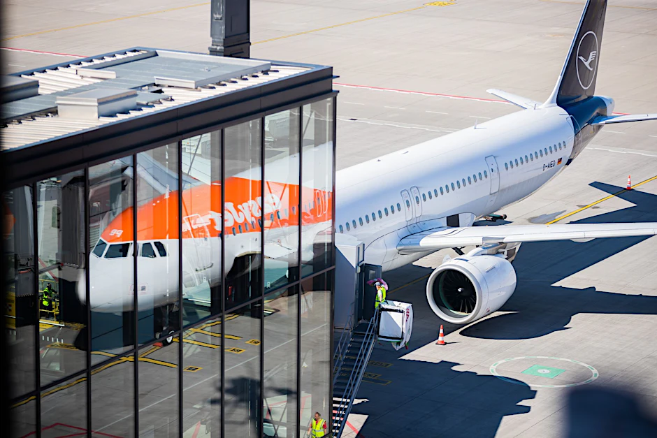 Lufthansa und Eurowings streichen trotz hohem Reiseaufkommen 900 Flüge allein im Juli. Grund dafür ist Personalmangel am Boden.  