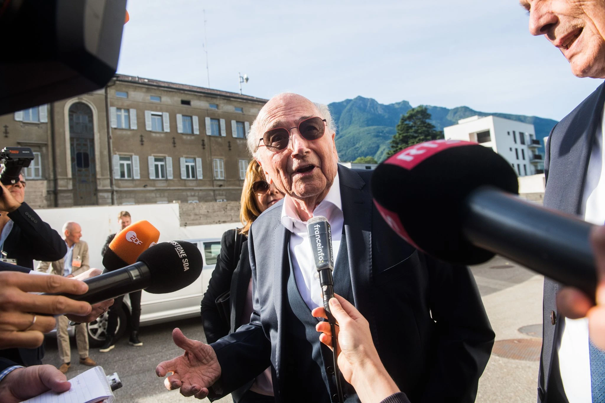 dpatopbilder - Der frühere FIFA-Präsident Joseph Blatter kommt zu seinem Prozess am Bundesstrafgericht im schweizerischen Bellinzona. Es geht um den Vorwurf des Betrugs und weitere Delikte - auch der ehemalige UEFA-Chef Michel Platini ist angeklagt.  RESSKEYSTONE/dpa