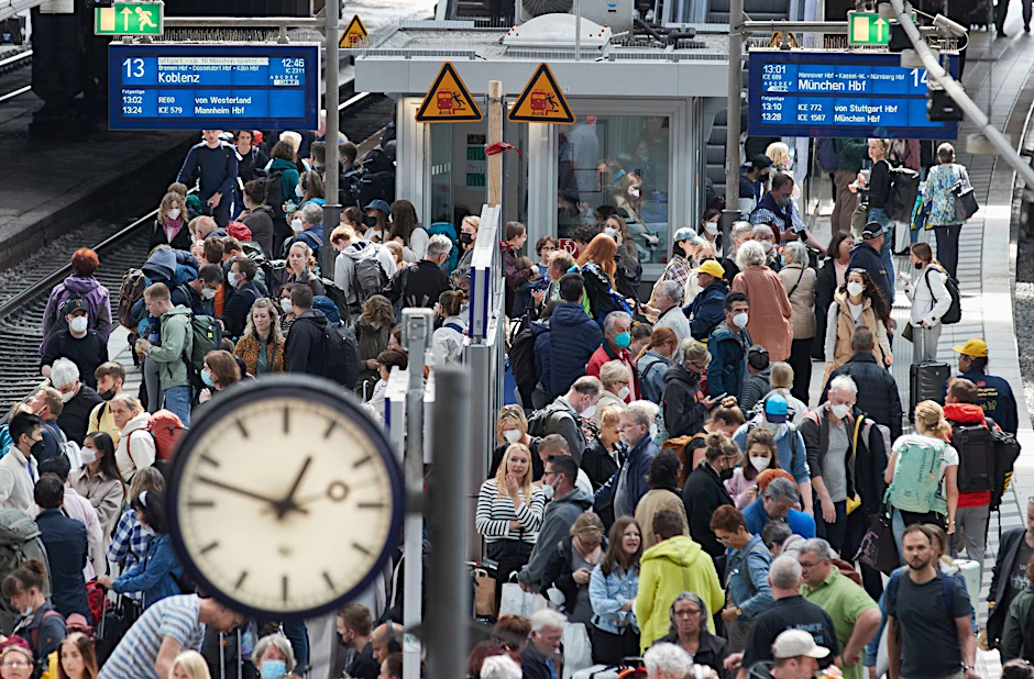 Gedränge im Hamburger Hauptbahnhof. Am ersten Wochenende mit dem 9-Euro-Ticket wurden die Regionalzüge auf vielen Strecken gestürmt – auch in Berlin.