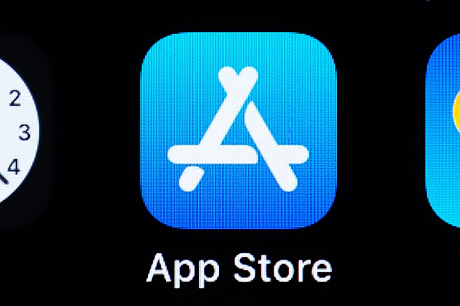 ARCHIV - Das Logo des App Stores auf dem Bildschirm eines iPhones.  