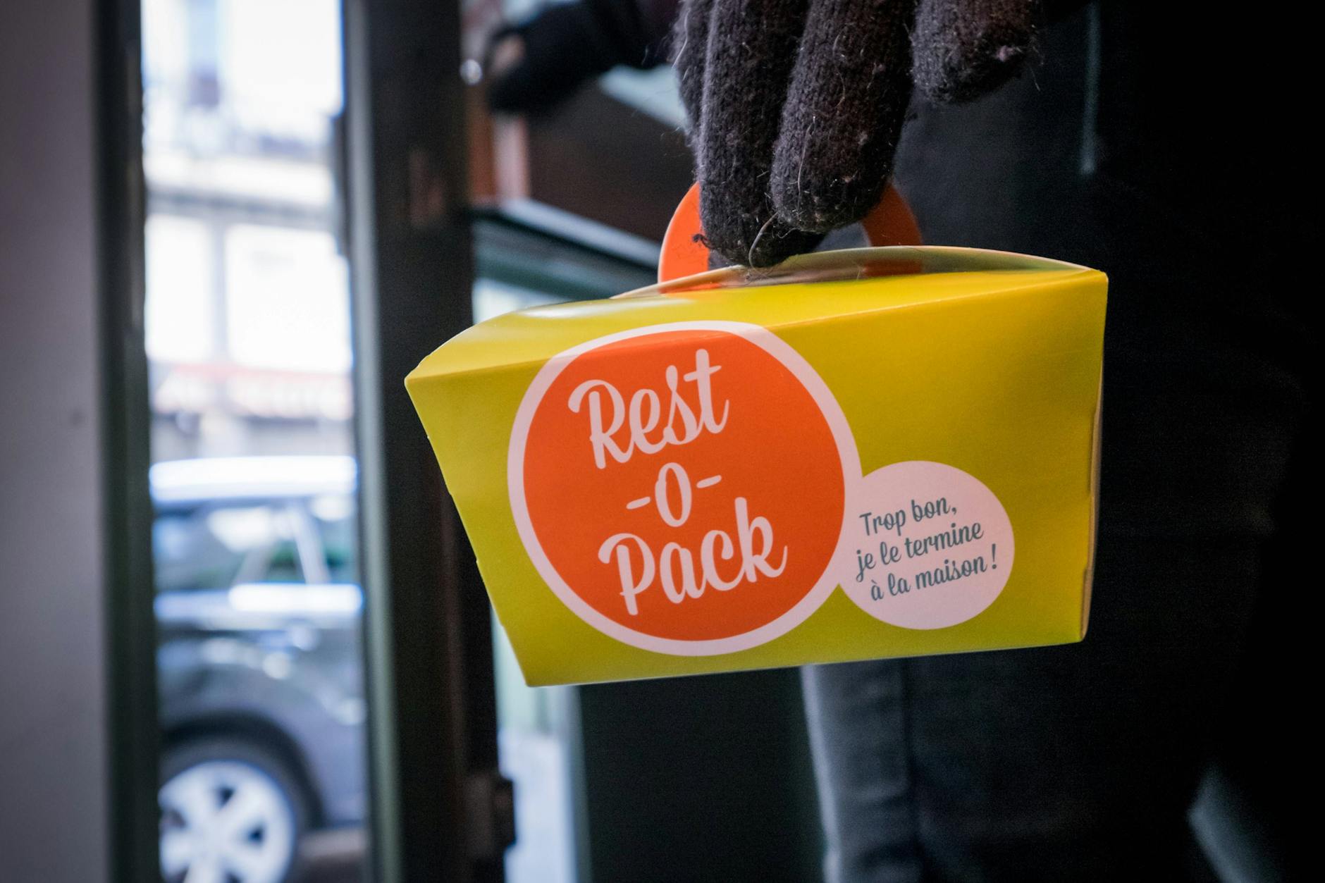 Ein Doggybag mit übrig gebliebenem Essen, das der Gast nach dem Restaurantbesuch mit nach Hause nehmen kann.