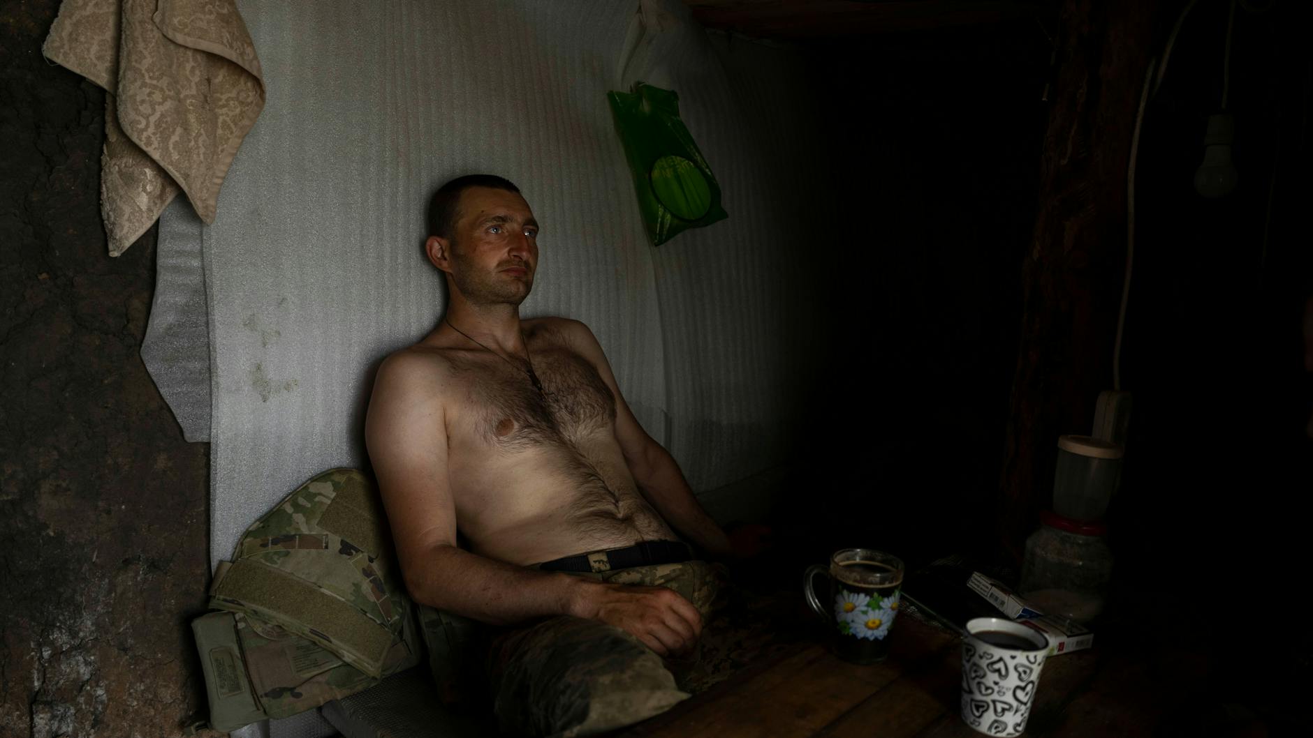 Ein ukrainischer Soldat ist erschöpft, nachdem er an der Frontlinie im Donbass Gräben ausgehoben hat.