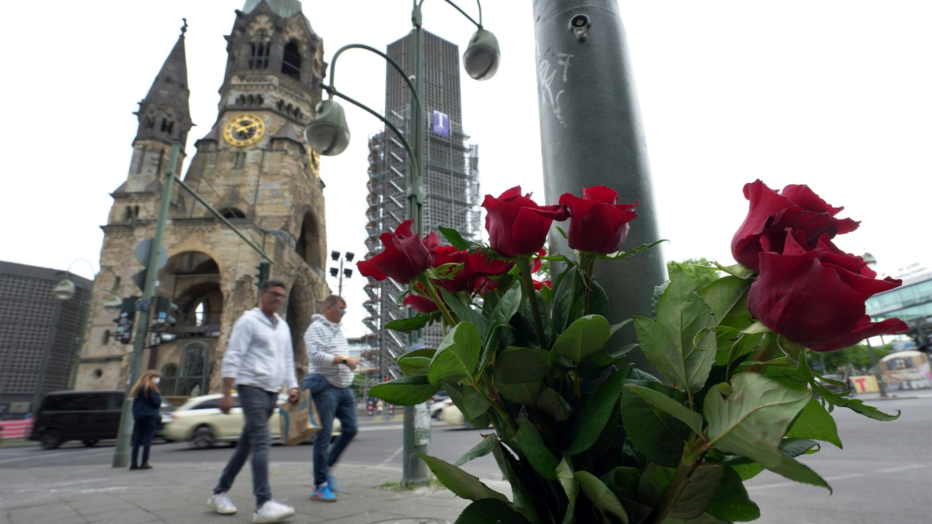 Blumen an der Stelle gegenüber der Berliner Gedächtniskirche, an der eine Amokfahrt uns alle aus dem Alltag riss.