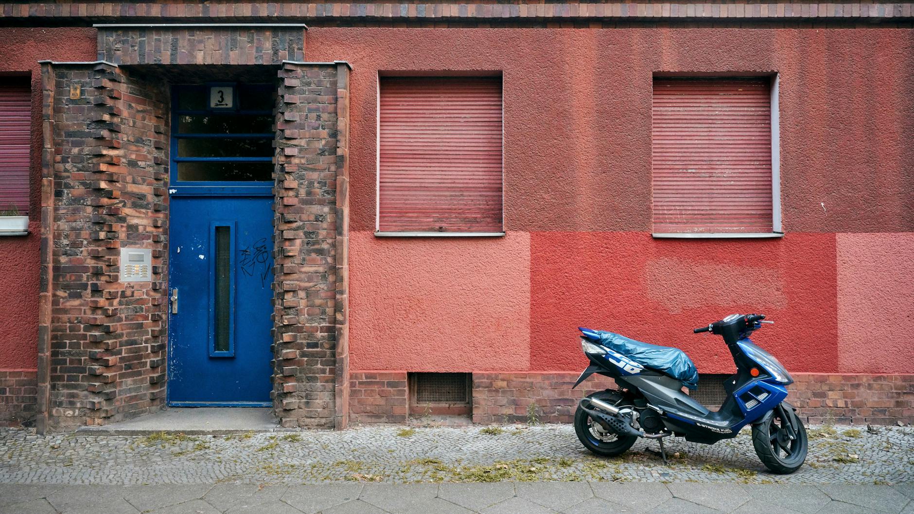 Ein Haus, das dem Konzern Deutsche Wohnen gehört, mit leerstehenden Wohnungen im Nordischen Viertel in Prenzlauer Berg.