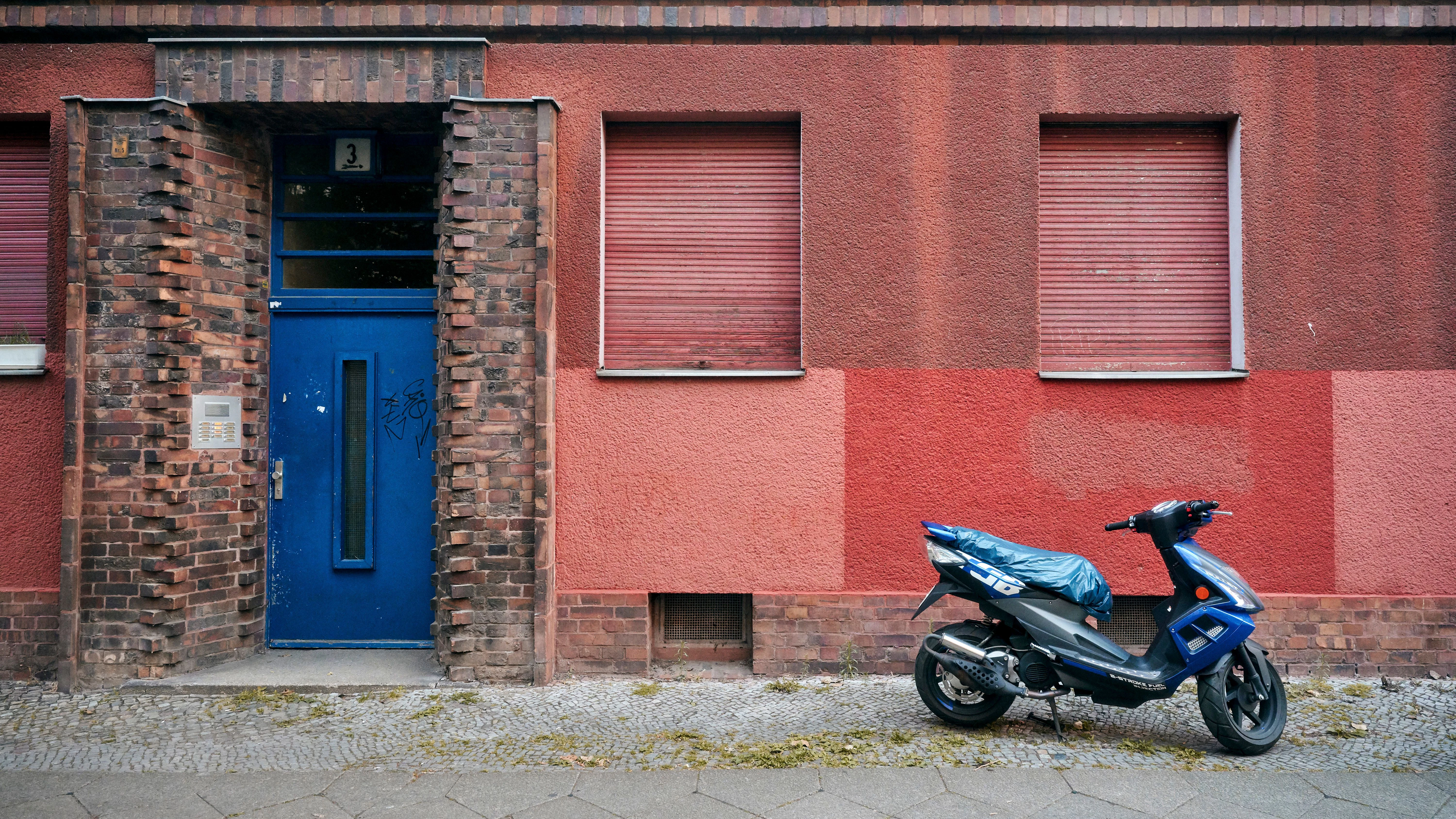 Ein Haus, das dem Konzern Deutsche Wohnen gehört, mit leerstehenden Wohnungen im Nordischen Viertel in Prenzlauer Berg.