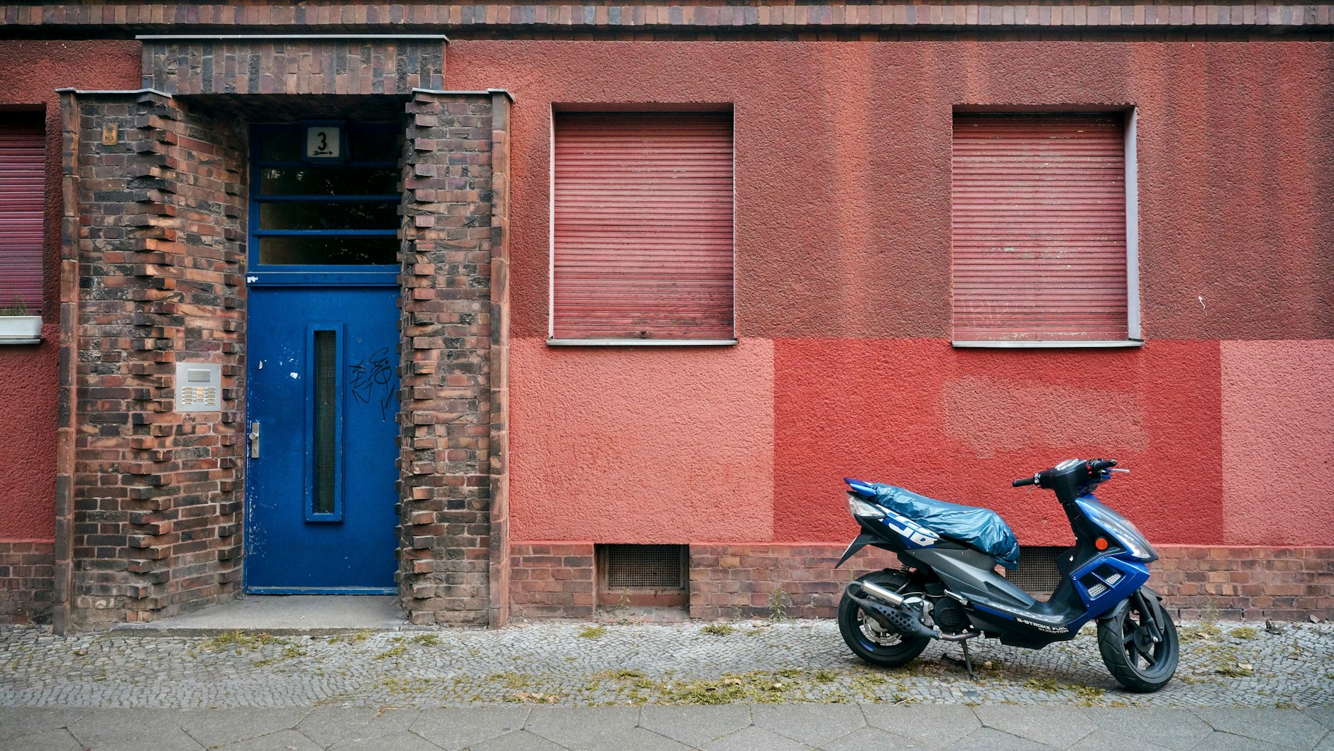 Ein Haus, das dem Konzern Deutsche Wohnen gehört, mit leerstehenden Wohnungen im Nordischen Viertel in Prenzlauer Berg.