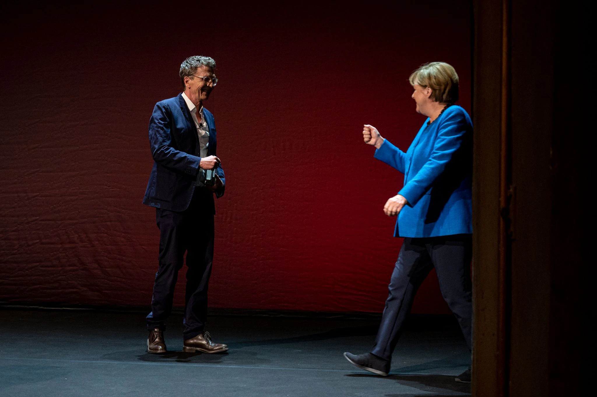 Coronakonform begrüßt die ehemalige Bundeskanzlerin den Spiegel-Reporter Alexander Osang im Berliner Esemble. In ihrem ersten großen Interview seit dem Ausscheiden aus dem Amt ging es vor allem um Russland - Merkel gab aber auch Einblicke in ihr Leben außer Dienst.  