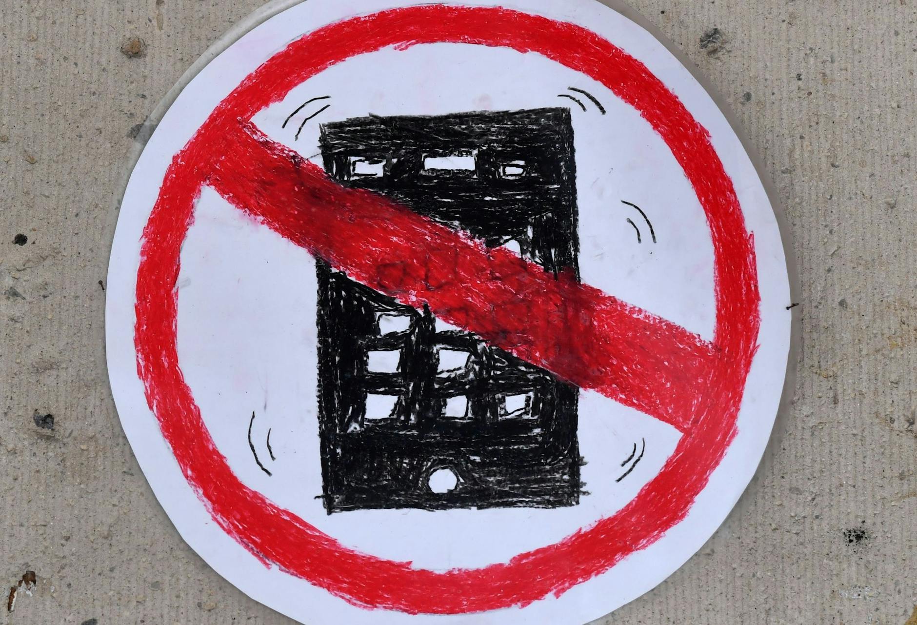 ARCHIV - Beim Einkaufen oder in Restaurants wünschen sich 57 Prozent der Befragten Bereiche ohne Smartphones und Internet, um die volle Aufmerksamkeit ihrer Mitmenschen zu haben oder um selbst nicht abgelenkt zu werden.