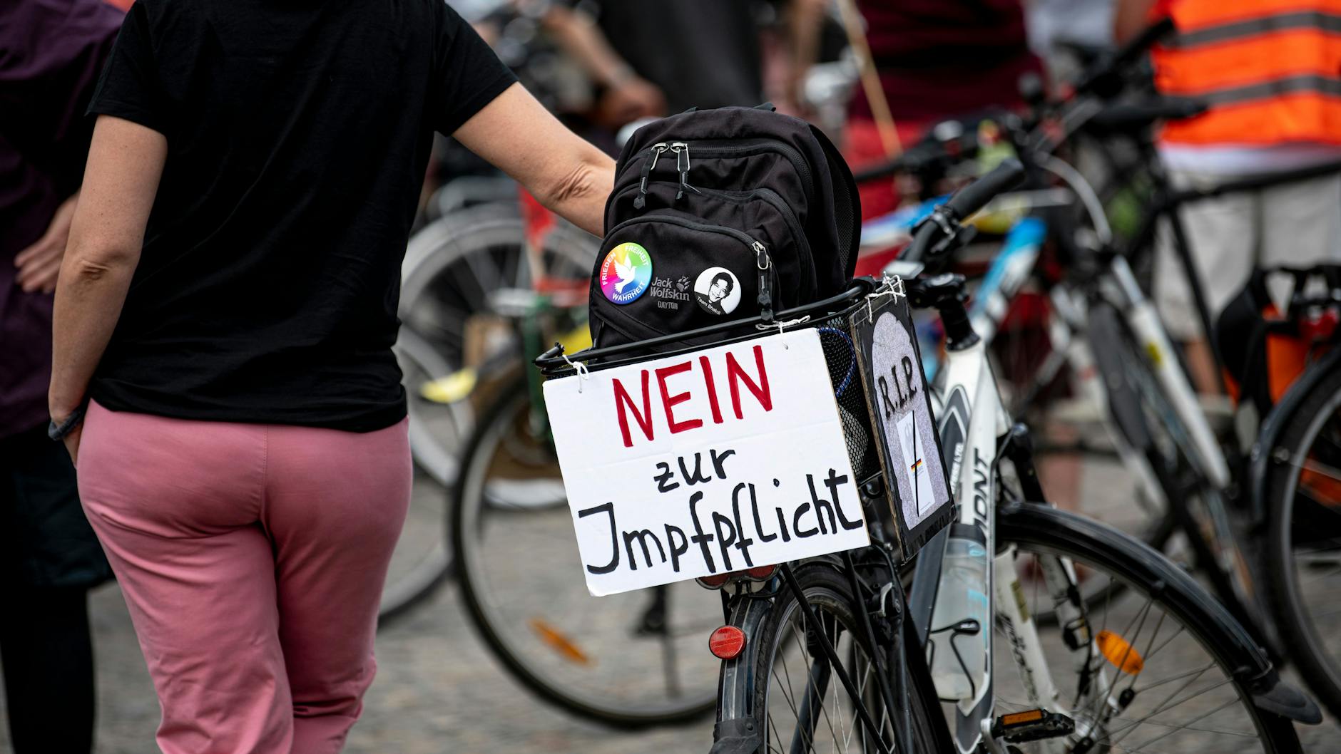 Demo gegen Impfpflicht am Montag in Berlin: Für medizinische und pflegerische Einrichtungen gilt bereits eine Corona-Impfpflicht, doch es hapert an der Umsetzung.