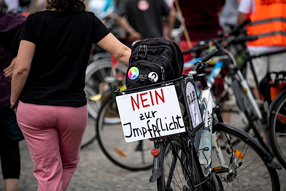 Demo gegen Impfpflicht am Montag in Berlin: Für medizinische und pflegerische Einrichtungen gilt bereits eine Corona-Impfpflicht, doch es hapert an der Umsetzung.