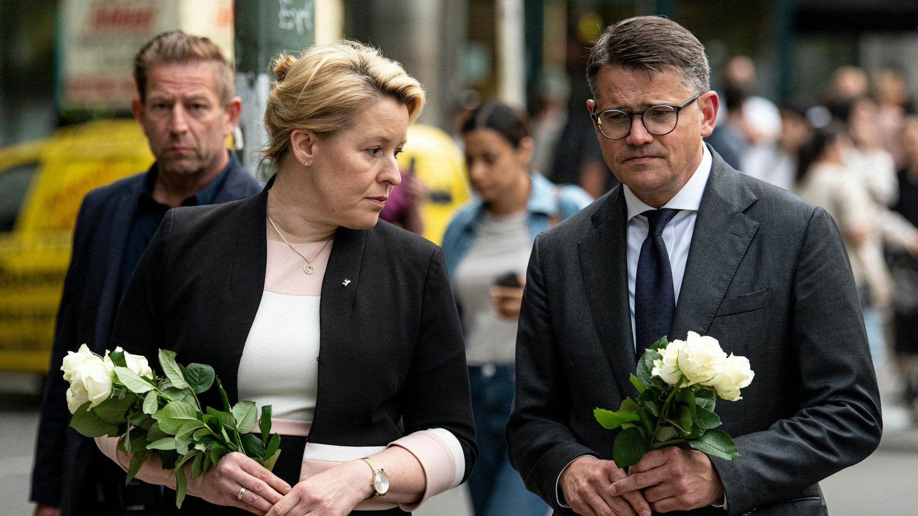 Franziska Giffey (SPD), Regierende Bürgermeisterin von Berlin, und Boris Rhein (CDU), Ministerpräsident von Hessen, besuchen den Ort der Amokfahrt.